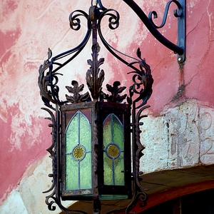 Luminaire en fer sur mur rose - Italie  - collection de photos clin d'oeil, catégorie clindoeil